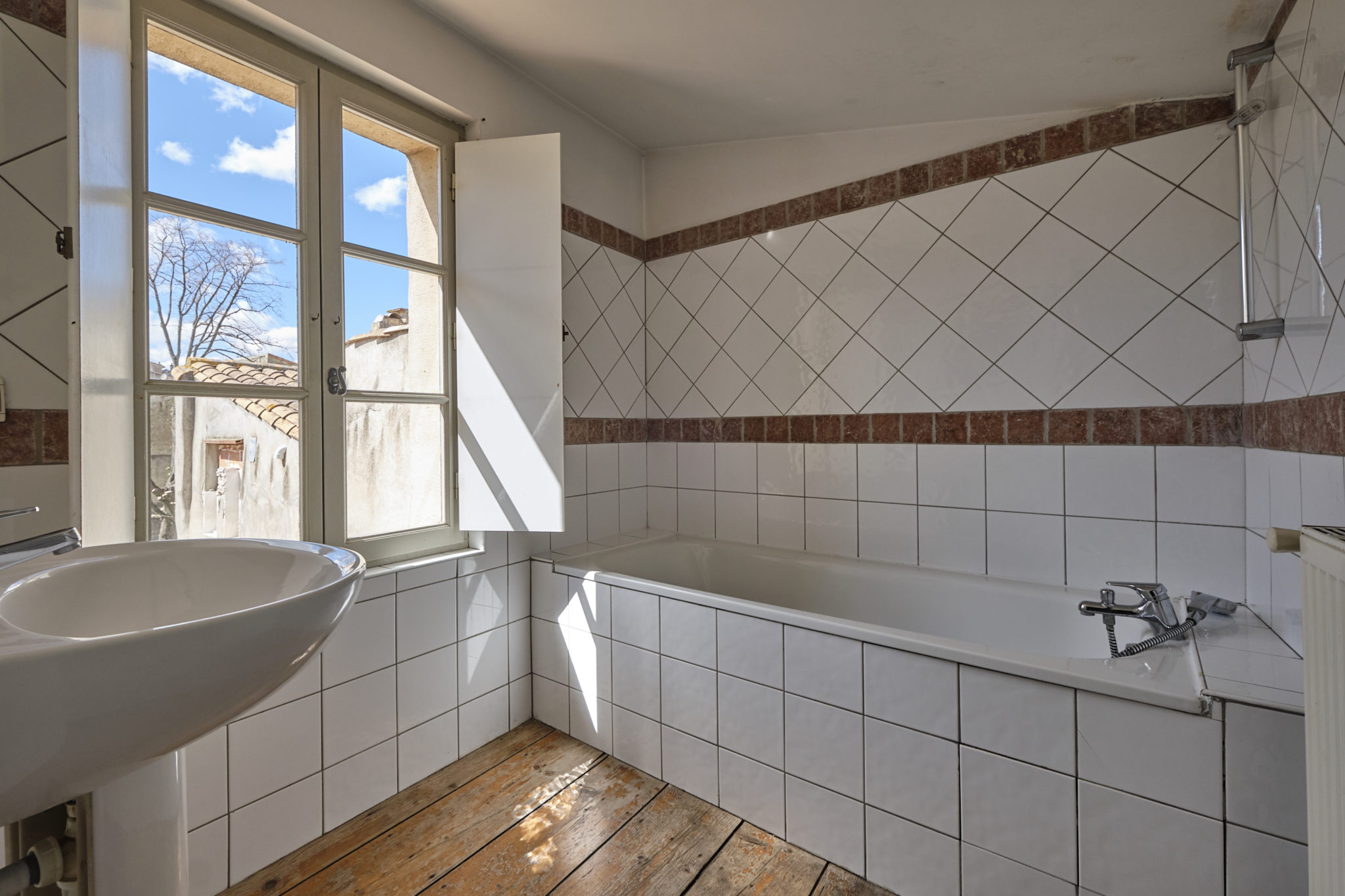 Foncia Immobilier - SHOOTING N° 1014107
INFORMATIONS UTILES :
Référence du bien : 1316799
Adresse : 61 RUE ALBERT TOMEY - 11000 CARCASSONNE
Nombre de pièces * : 3 + 2 pieces local commercial
Surface : 200 m²