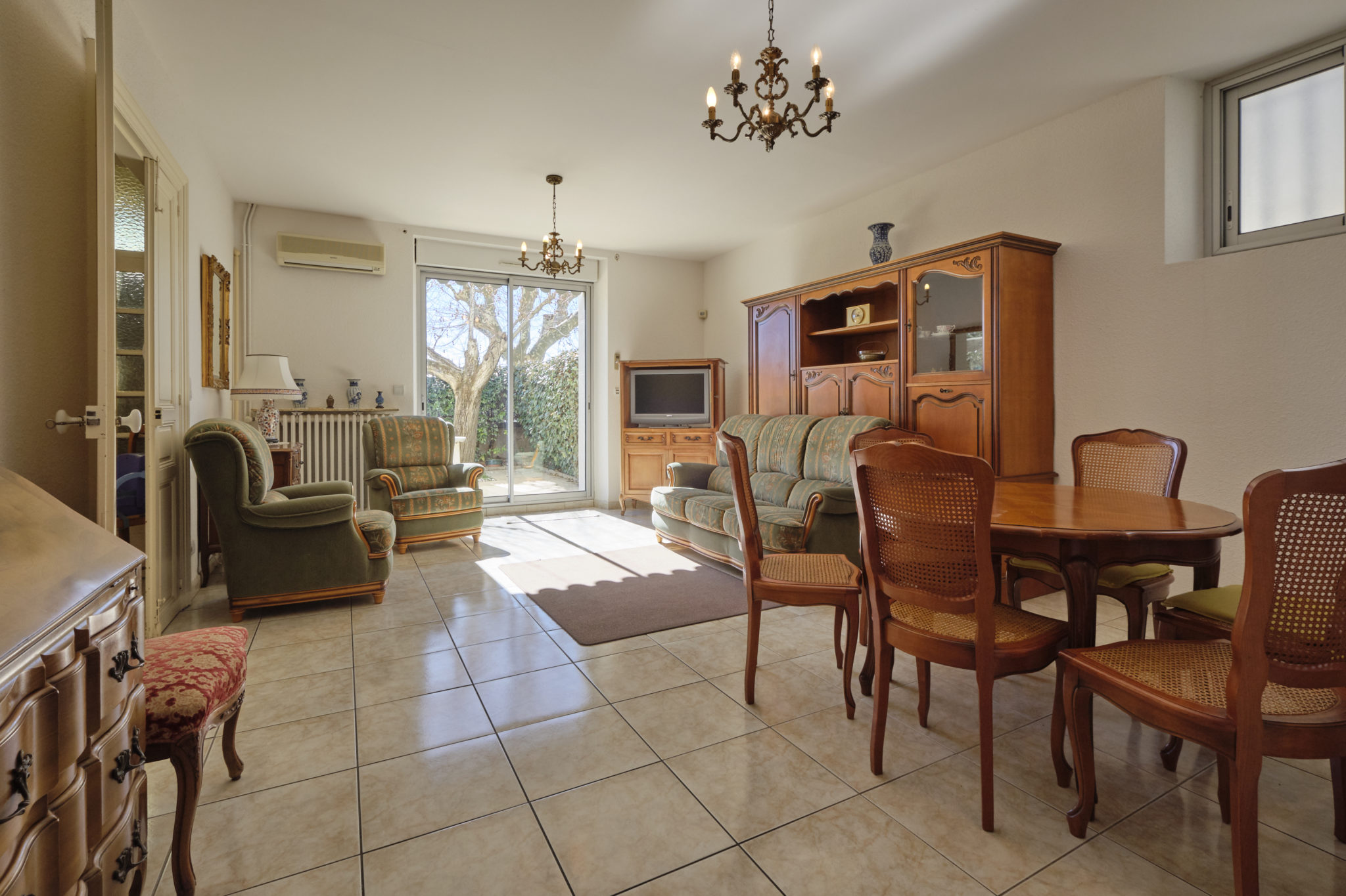 Foncia Immobilier - SHOOTING N° 953675
INFORMATIONS UTILES :
Référence du bien : 131 RUE DE LA CONDAMINE - 01550
Adresse : 11600 SALLELES CABARDES
Nombre de pièces * : 5
Surface : 300 m²